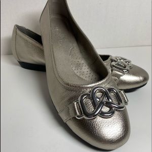Aerosoles “Meteorite” Silver flat in size 9.